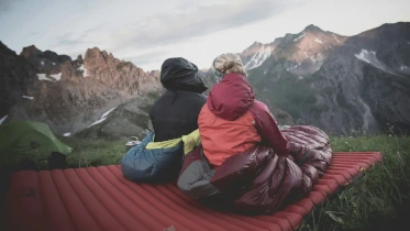 Couple profitant des sports d'hiver en montagne