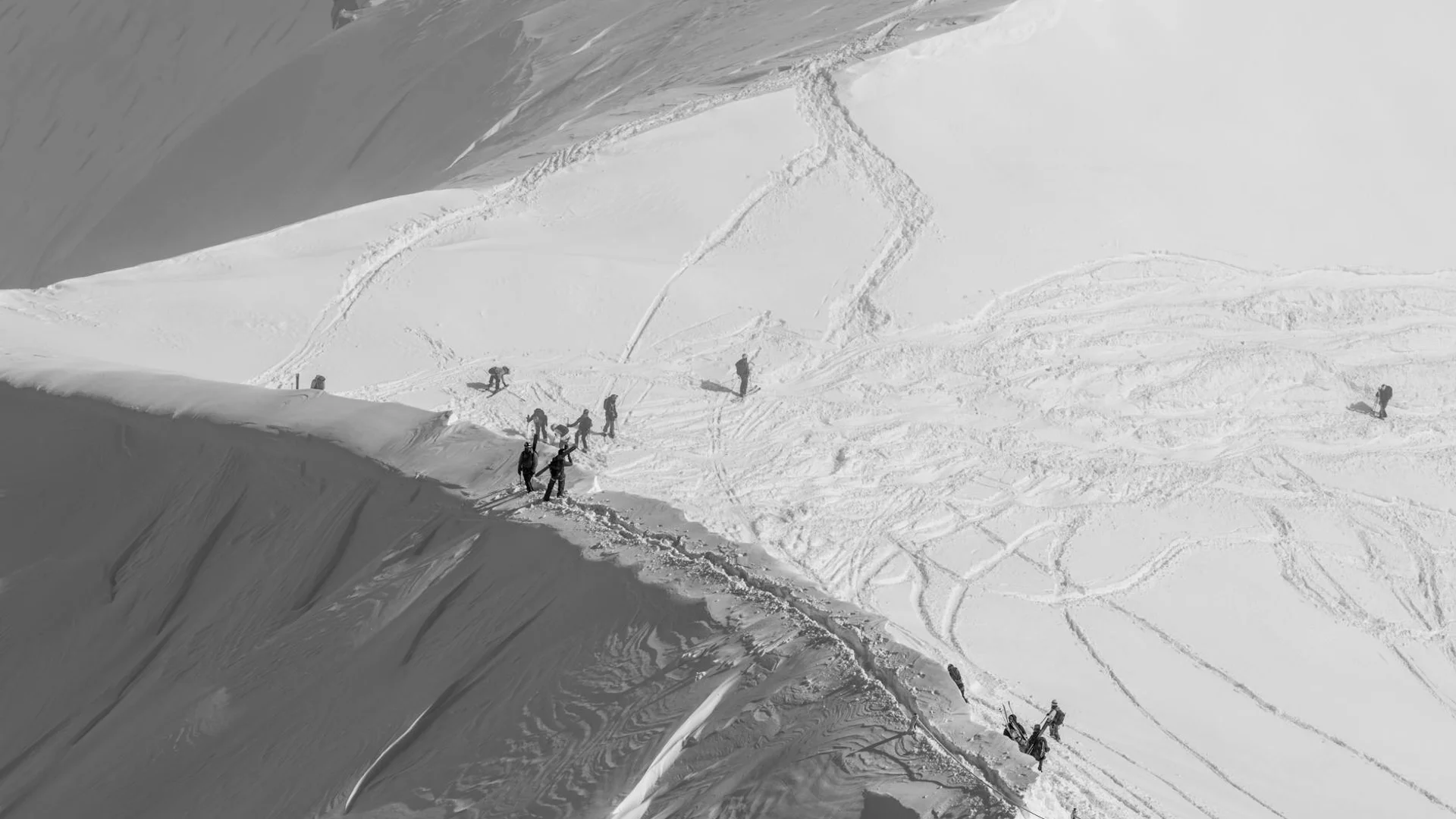 Domaine skiable alpin avec remontées mécaniques pistes enneigées panorama
