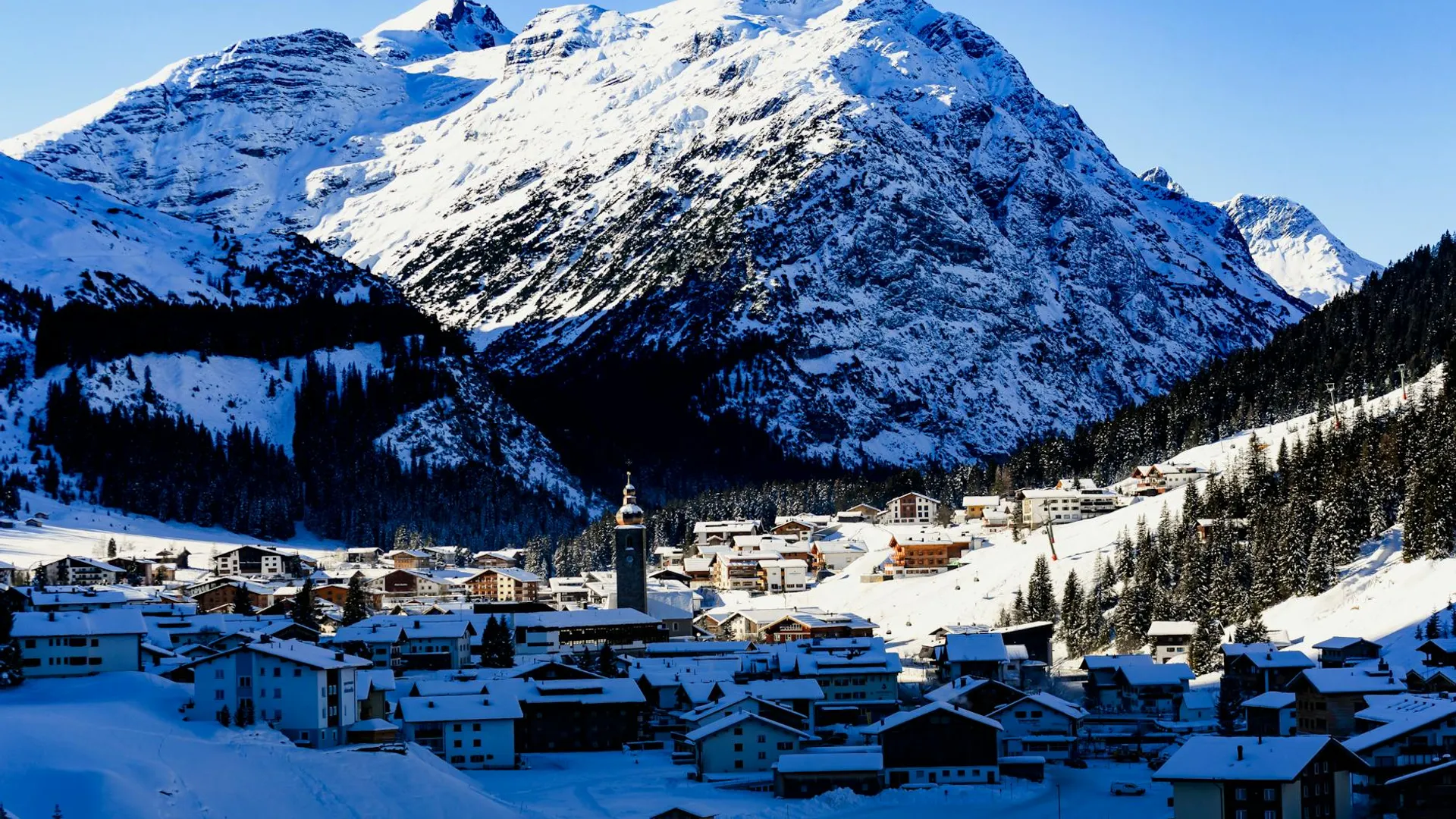 Petite station de ski familiale dans un village de montagne chaleureux