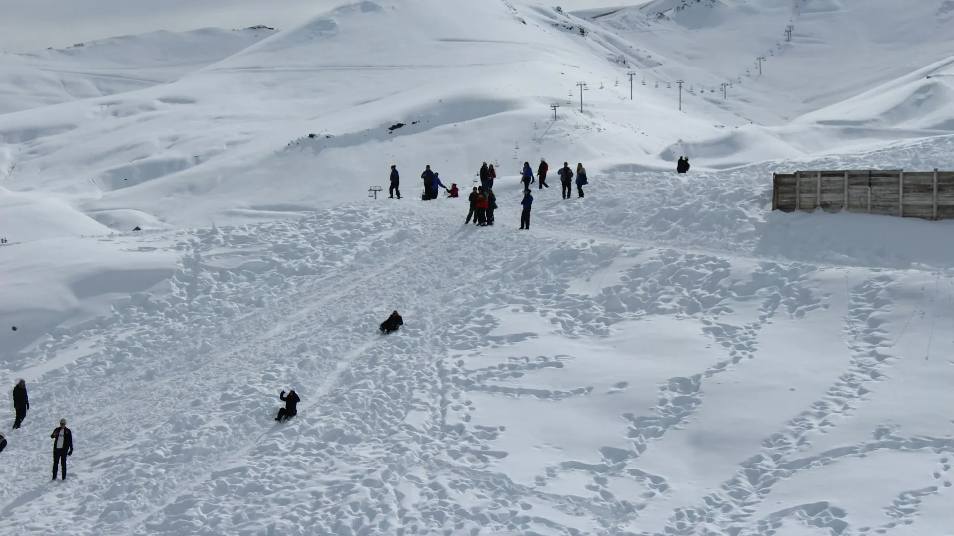 Skieur débutant apprenant sur une piste verte avec moniteur
