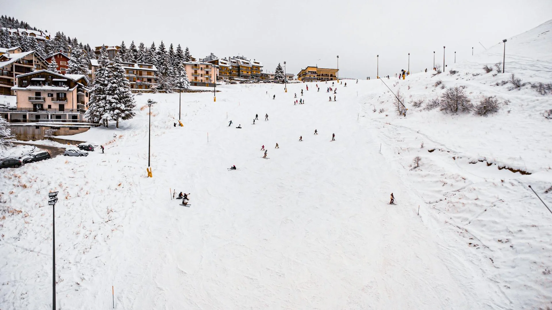 Village station ski familiale neige chalets montagne ambiance conviviale hiver