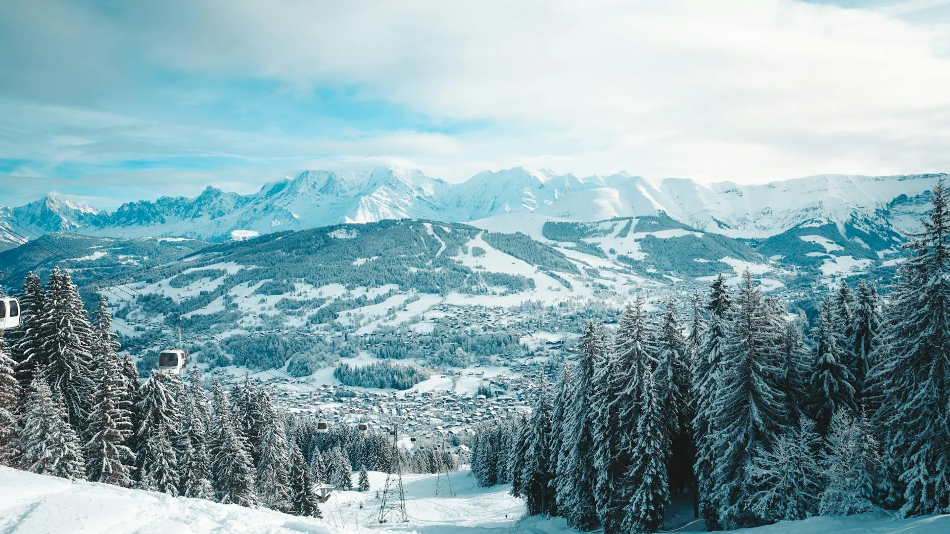 Village de station de ski familiale dans les Alpes françaises avec chalets et pistes