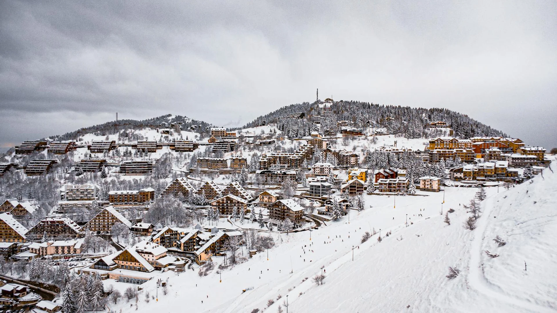Chamrousse station de ski Isère proche Grenoble pistes enneigées