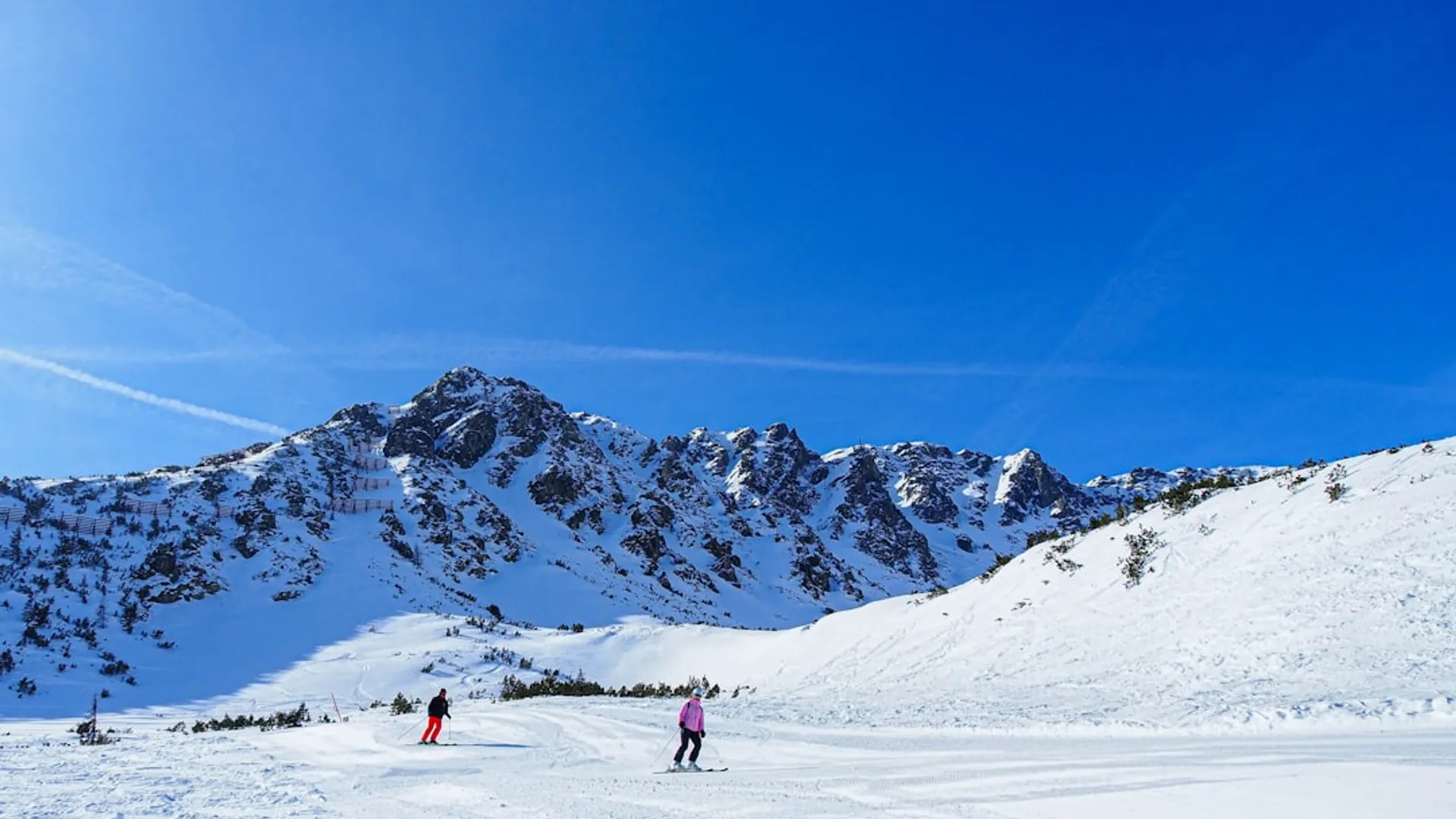 Pistes de ski du Lioran dans le Cantal avec skieurs descendant les pentes