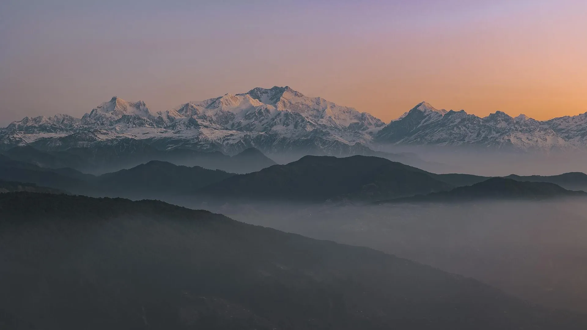 Pistes tranquilles au lever du soleil dans une petite station de ski