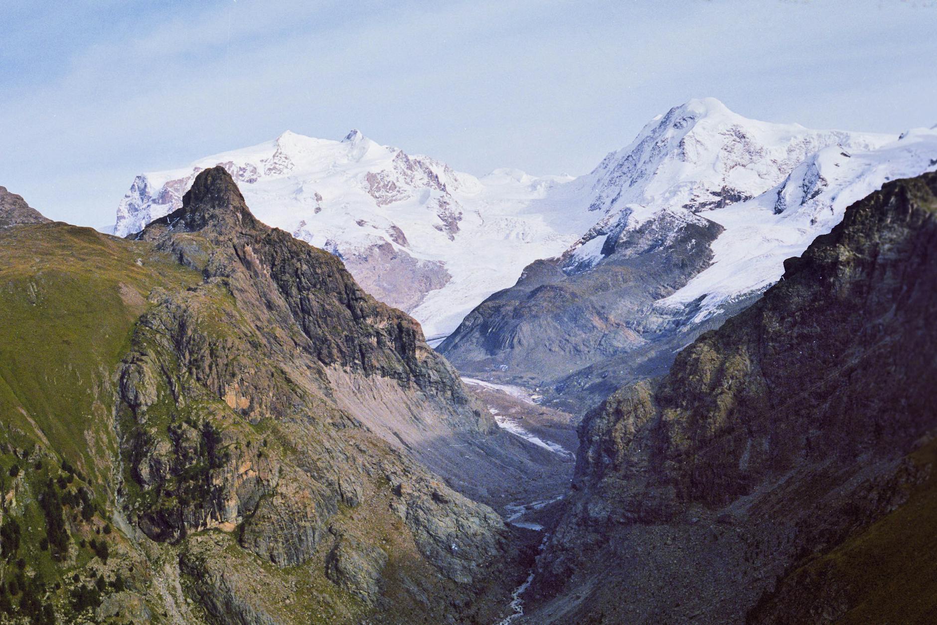 Voiture circulant sur une route de montagne enneigée en hiver