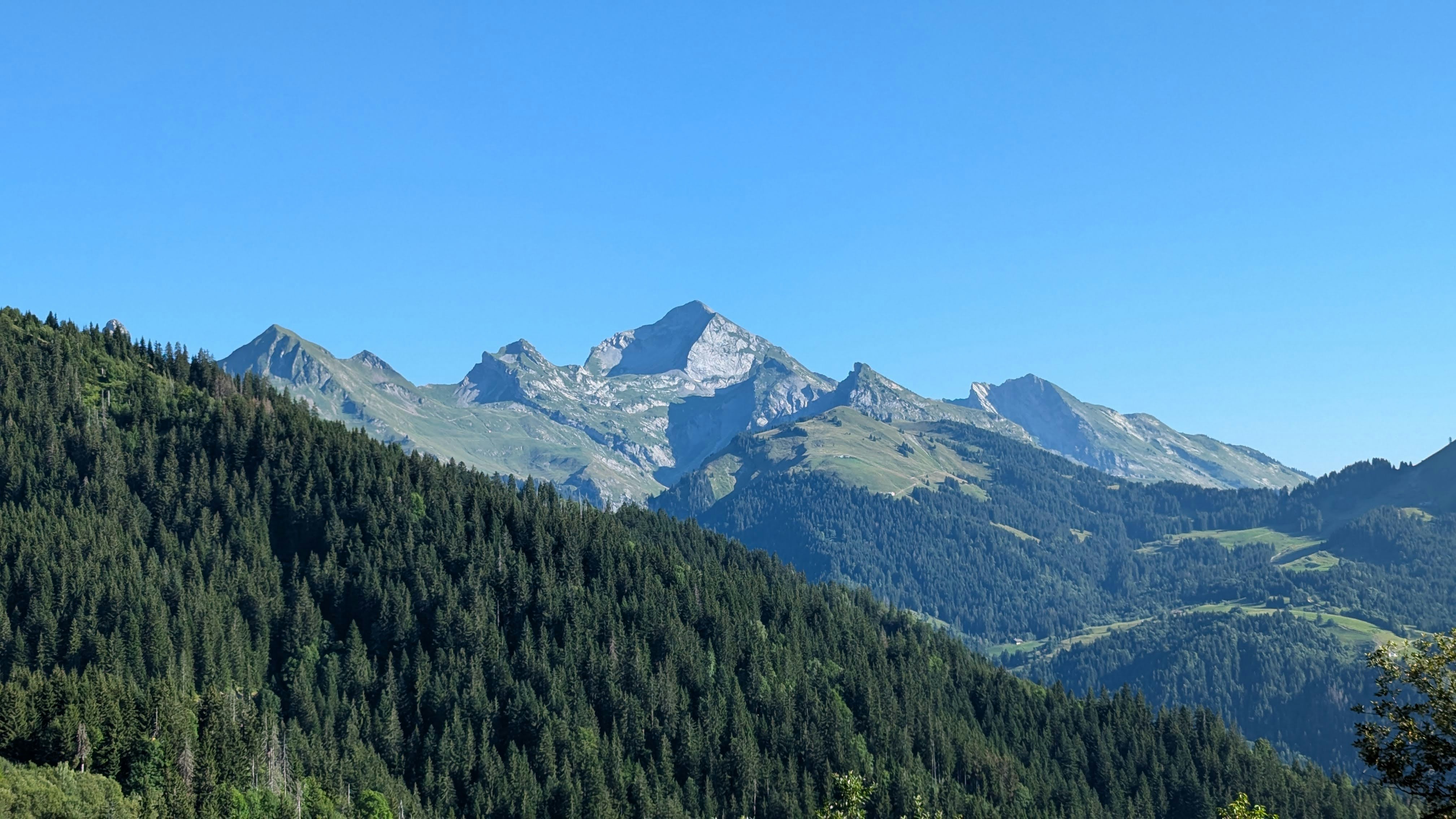 Paysage de montagne avec route d'accès panoramique
