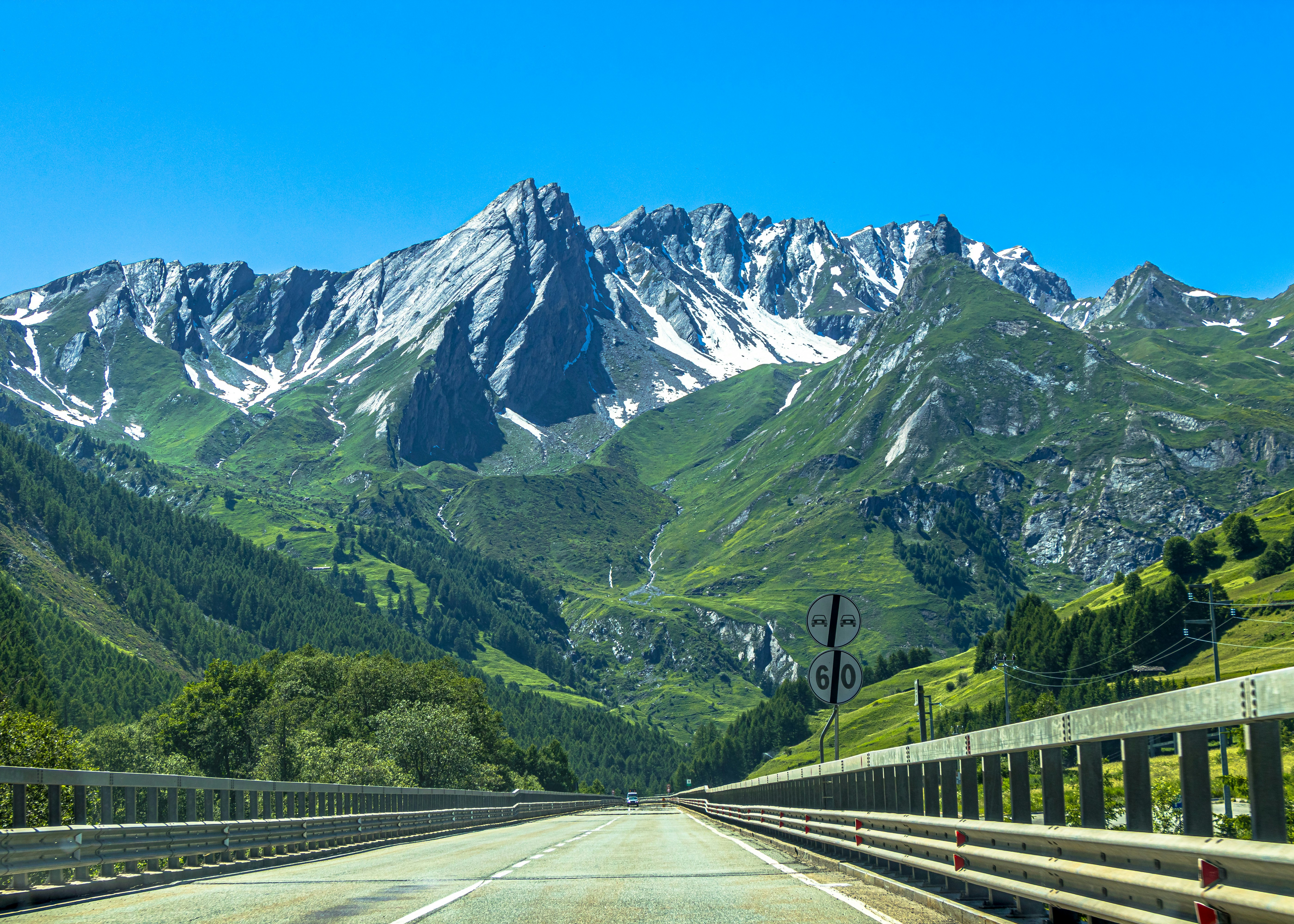 Paysage de montagne avec route d'accès panoramique