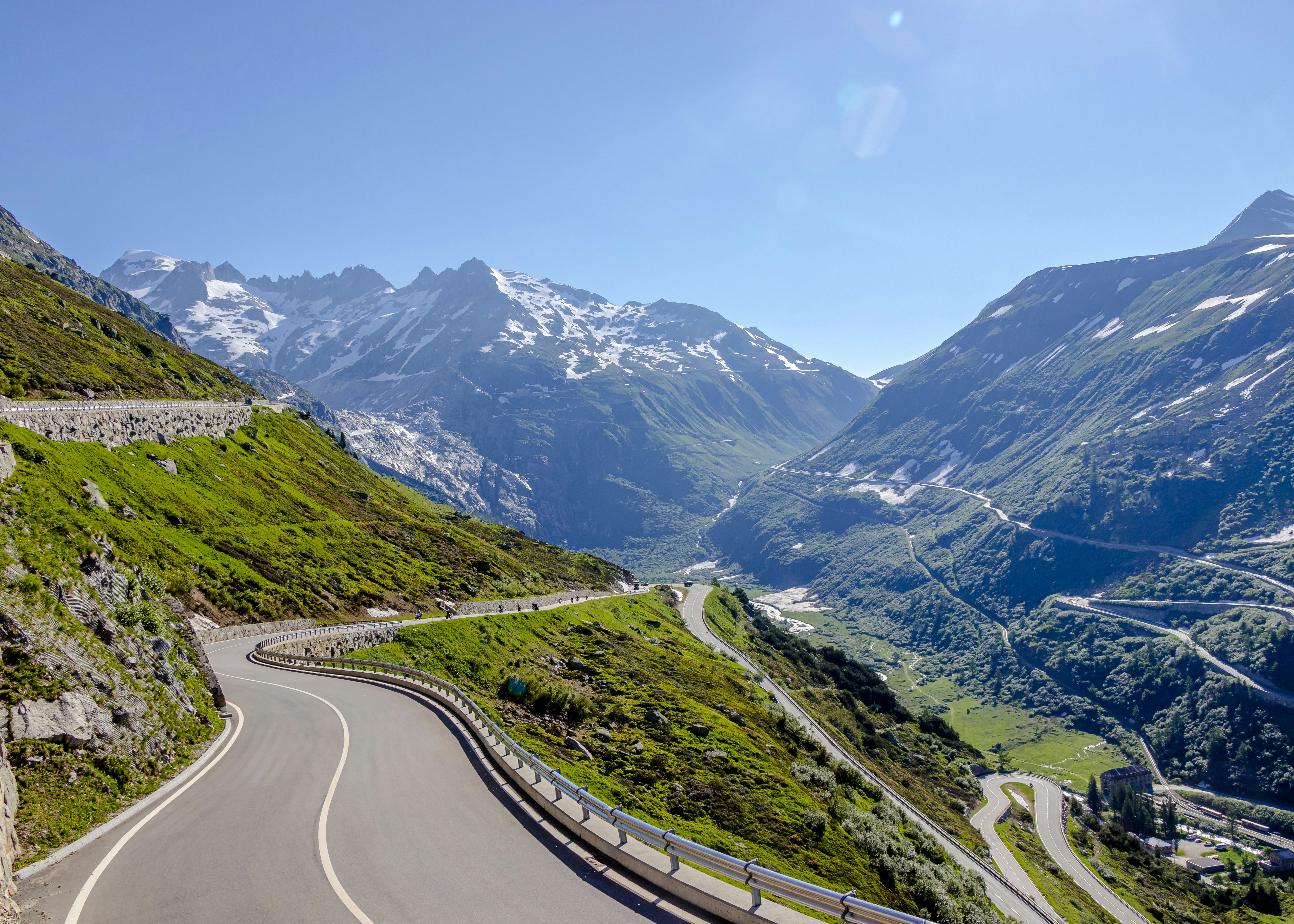 Paysage de montagne avec route d'accès panoramique